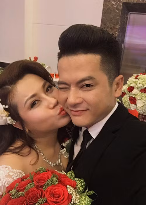 Hoàng Anh và vợ Việt kiều bằng tuổi liên tục ôm hôn thắm thiết tại tiệc cưới. (Ảnh: FBNV)