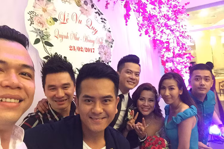 Vợ chồng Hoàng Anh vui vẻ đón tiếp các khách mời trong đó có nam diễn viên Hùng Thuận (thứ ba bên trái). (Ảnh: Facebook Hùng Thuận)