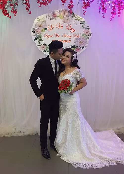 Xuất hiện tại tiệc cưới, Hoàng Anh diện vest đen lịch lãm còn Quỳnh Như khoác lên mình bộ váy trắng lộng lẫy. (Ảnh: FBNV)