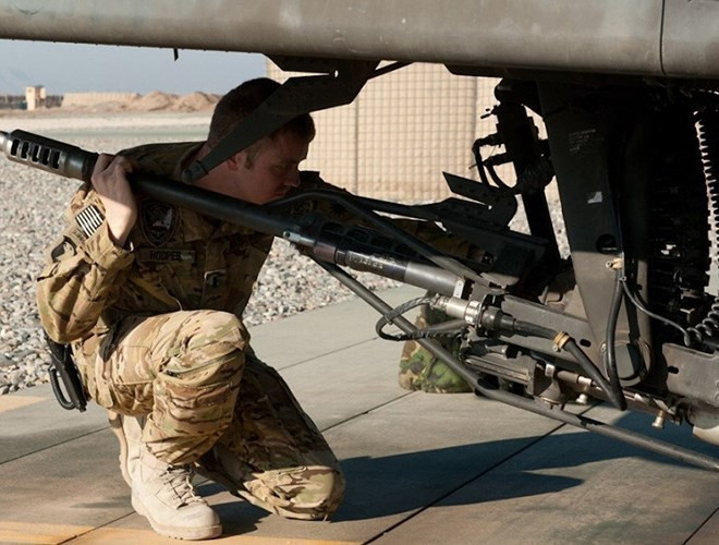 Ngoài trang bị cho lực lượng không quân, Bộ Quốc phòng Ấn Độ cũng ký hợp đồng mua 6 chiếc Apache AH-64E Guardian cùng vũ khí, trang thiết bị đi kèm trị giá 596 triệu USD cho lục quân nước này hồi năm 2017.