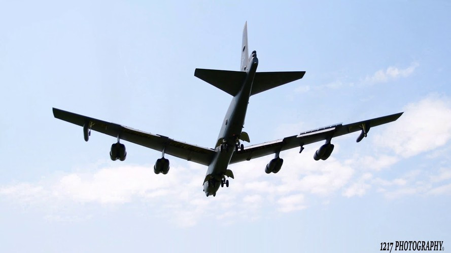 Tải trọng vũ khí của B-52 khoảng trên 30 tấn bom. B-52 có thể mang 12-20 tên lửa hành trình ALCM hoặc 8 tên lửa hành trình ACM (tàng hình).