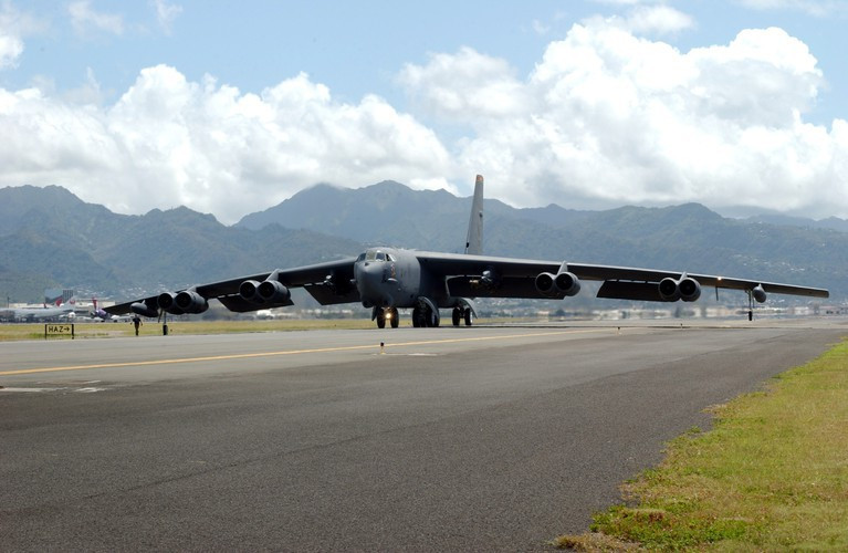 B-52 được miêu tả là trút bom như mưa, tiếng bom rơi xé không khí, gầm rít ghê rợn như dông bão.