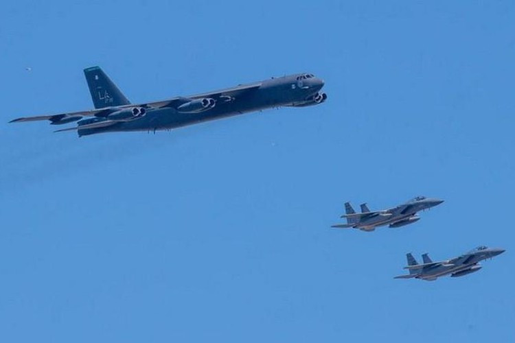 B-52 được coi là thứ vũ khí linh hoạt nhất trong bộ ba vũ khí chiến lược của Mỹ bao gồm: tên lửa tầm xa, tàu ngầm hạt nhân và máy bay ném bom chiến lược.