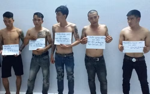 Nhom thanh nien phe ma tuy gia danh canh sat hinh su, tan cong CSGT