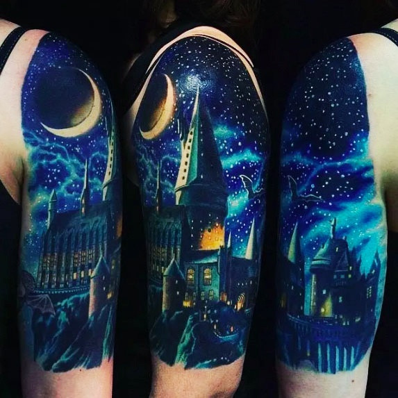 Hình xăm trừu tượng không những là gợi ý thú vị để làm đẹp cho vùng cánh tay, mà còn kích thích tư duy, trí tưởng tượng và khả năng sáng tạo của bạn, cũng như người xung quanh nhằm đi tìm ý nghĩa thật sự của nó. Bên cạnh đó, vì không phải theo bất kỳ khuôn mẫu nào, loại hình xăm này sẽ trở nên "độc nhất vô nhị" chỉ riêng bạn có.