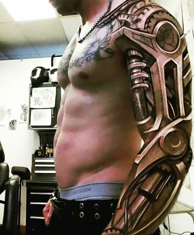 Hình xăm đồng hồ, lõi máy cơ khí với những đường nét tinh xảo thể hiện sự gắn kết giữa truyền thống và hiện đại, quá khứ và tương lai. Kiểu dáng hình xăm độc đáo trên khi được khoe khéo dưới lớp áo sẽ càng trở nên thu hút.