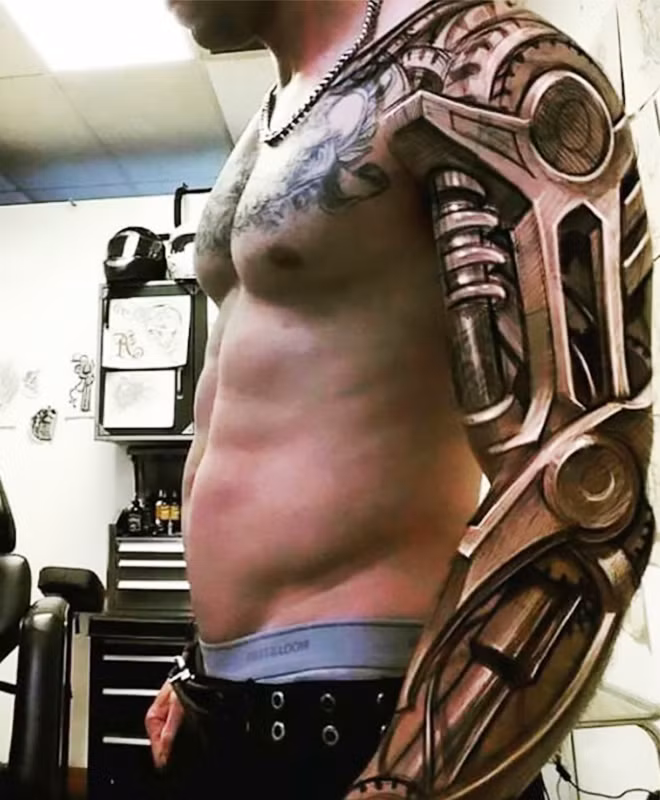 Hình xăm đồng hồ, lõi máy cơ khí với những đường nét tinh xảo thể hiện sự gắn kết giữa truyền thống và hiện đại, quá khứ và tương lai. Kiểu dáng hình xăm độc đáo trên khi được khoe khéo dưới lớp áo sẽ càng trở nên thu hút.