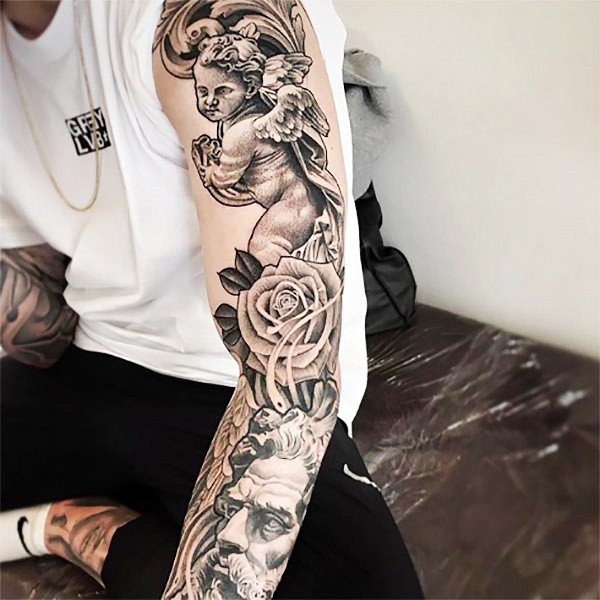 Hình xăm tôn giáo như vị thần, thiên thần vỗ cánh, thánh giá đi từ thế giới tâm linh đến đời sống qua bàn tay tài hoa của các thợ xăm. Hình xăm mang ý nghĩa về đức tin như lá bùa may mắn luôn sát cánh bên bạn qua mọi thăng trầm của cuộc sống.