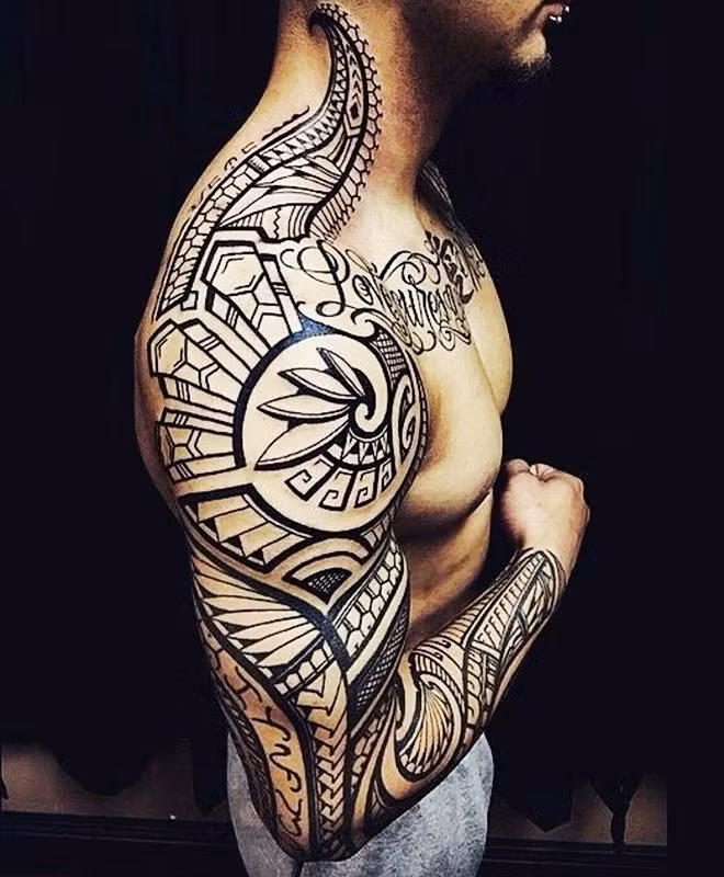 Hình xăm phong cách bộ lạc là sự kết hợp, phối hòa của nhiều nét thanh, nét đậm, hoa văn, hình khối sẽ mang lại vẻ ngoài độc đáo và cá tính cho đấng mày râu. Hình xăm họa tiết bộ lạc có đặc trưng phức tạp, mạnh mẽ và đậm chất nghệ thuật, chắc chắn sẽ khiến bạn thu hút mọi ánh nhìn.