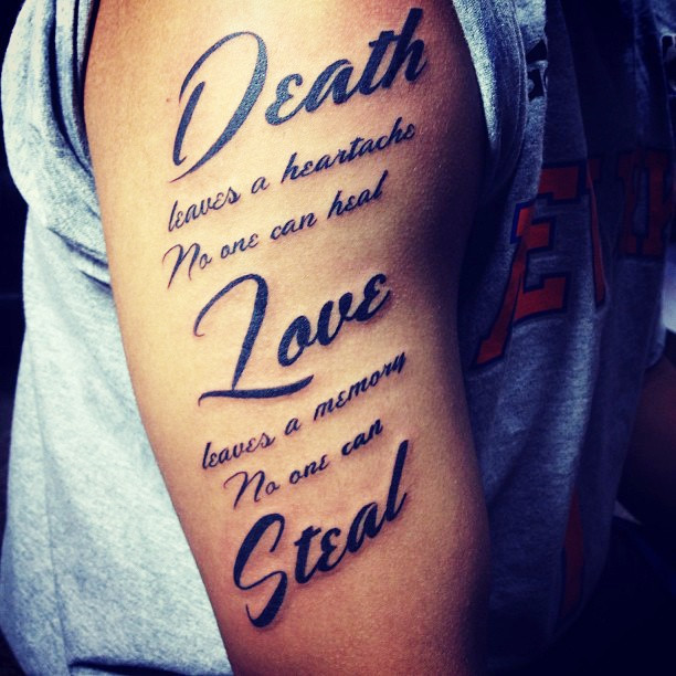 Hình xăm chữ cái, thông điệp không gồm nhiều họa tiết hoa văn nên có cách thực hiện đơn giản, cũng như mang lại vẻ ngoài tinh tế, thu hút cho người diện.