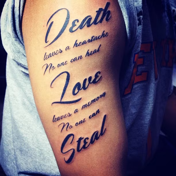 Hình xăm chữ cái, thông điệp không gồm nhiều họa tiết hoa văn nên có cách thực hiện đơn giản, cũng như mang lại vẻ ngoài tinh tế, thu hút cho người diện.