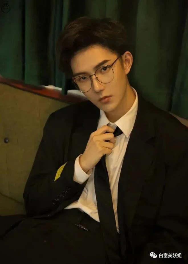 Tấn Triết Hứa là hot boy nổi tiếng tại Trung Quốc với hàng triệu người theo dõi.