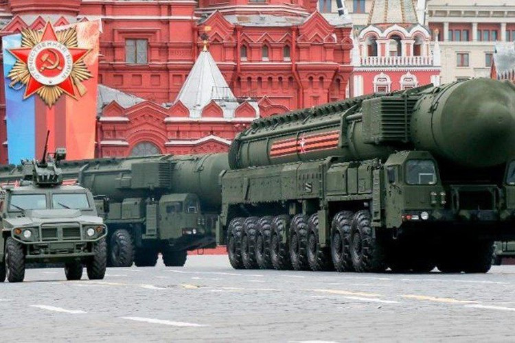 "Việc đo nhiệt độ hàng ngày được tiến hành cho những người đến các đơn vị quân đội, và quân nhân bị hạn chế rời khỏi khu vực doanh trại", người đứng đầu Bộ Quốc phòng Nga cảnh báo.