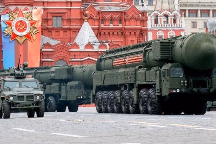 "Việc đo nhiệt độ hàng ngày được tiến hành cho những người đến các đơn vị quân đội, và quân nhân bị hạn chế rời khỏi khu vực doanh trại", người đứng đầu Bộ Quốc phòng Nga cảnh báo.