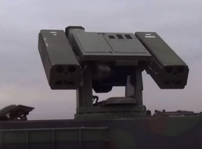 Ngoài ra hệ thống này còn được trang bị một súng máy hạng nặng 12,7mm để tự vệ trong trường hợp cần thiết.