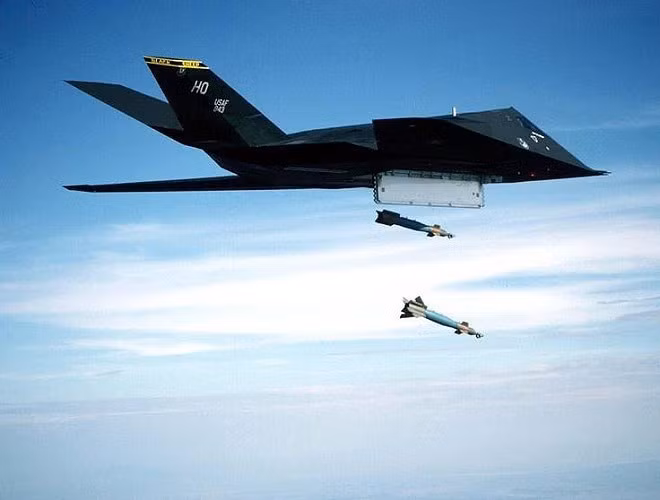 F-117 được trang bị hệ thống hoa tiêu tinh vi và các hệ thống tấn công được tích hợp vào trong một bộ hệ thống điện tử số.