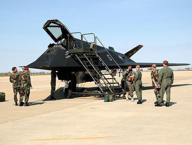 F-117 không mang radar, để làm giảm khả năng bị theo dõi, khóa mục tiêu của đối phương dựa vào tín hiệu radar phát ra.