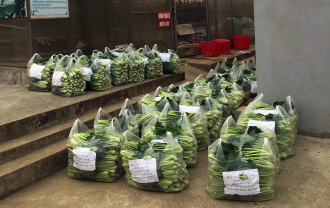 Nguoi dan ong Lai Chau gui 2 tan rau ung ho nguoi dan khu cach ly Ha Noi