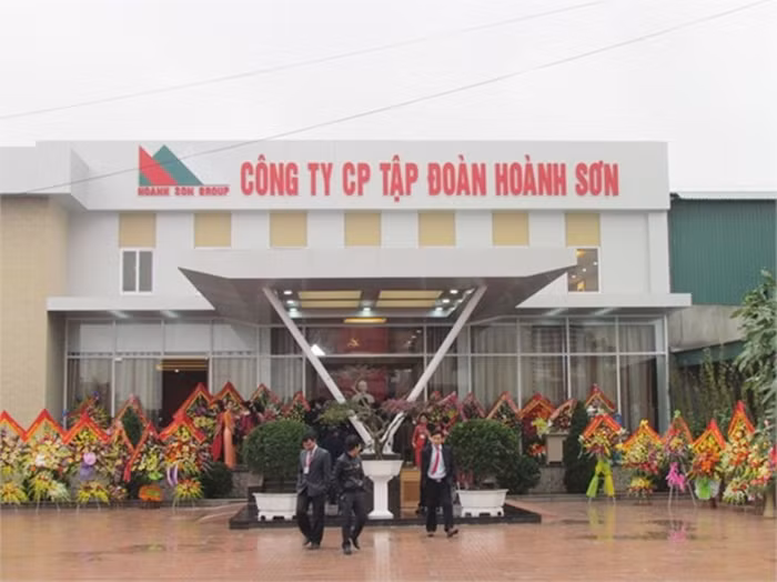 Lat ho so Tap doan Hoanh Son bi phat vi mua “chui” co phieu SRC