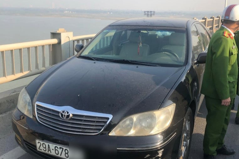 Nguoi phu nu bo lai Camry tren cau Vinh Tuy, nhay xuong song Hong tu tu