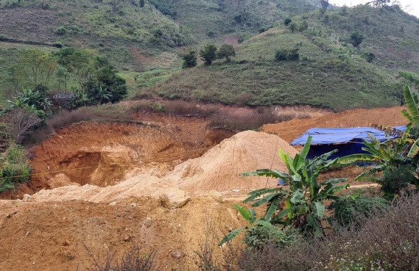 Son La: He lo “ong trum” xe doi, khoet nui khai thac khoang san Talc trai phep-Hinh-3