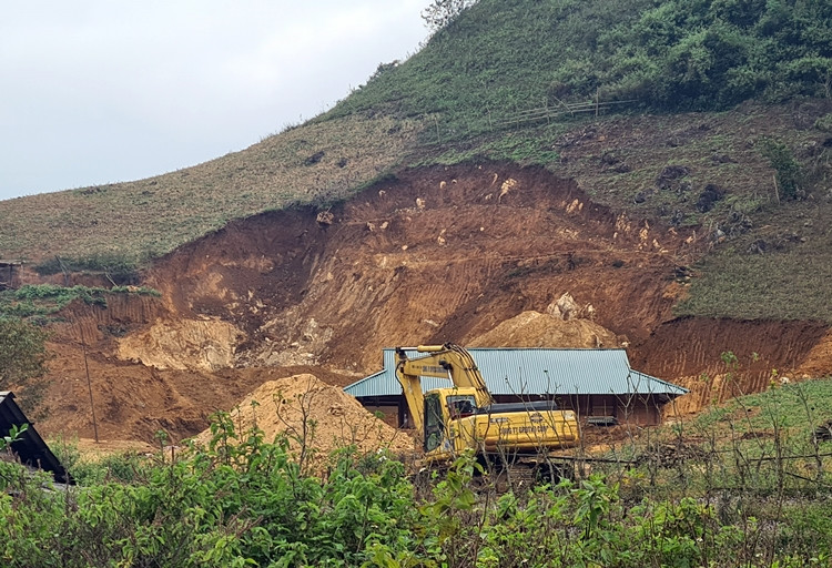 Đứng từ xa có thể thấy rõ nhiều diện tích đất núi đồi đã bị đào xới, “xẻ thịt” tan hoang để khai thác Talc.