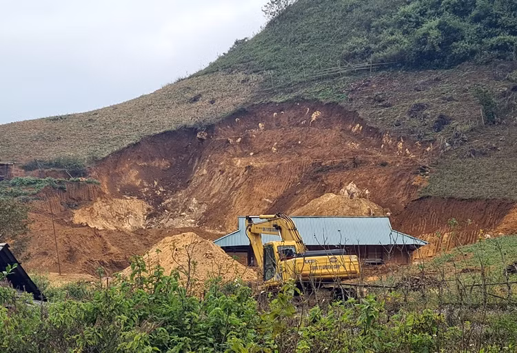 Đứng từ xa có thể thấy rõ nhiều diện tích đất núi đồi đã bị đào xới, “xẻ thịt” tan hoang để khai thác Talc.