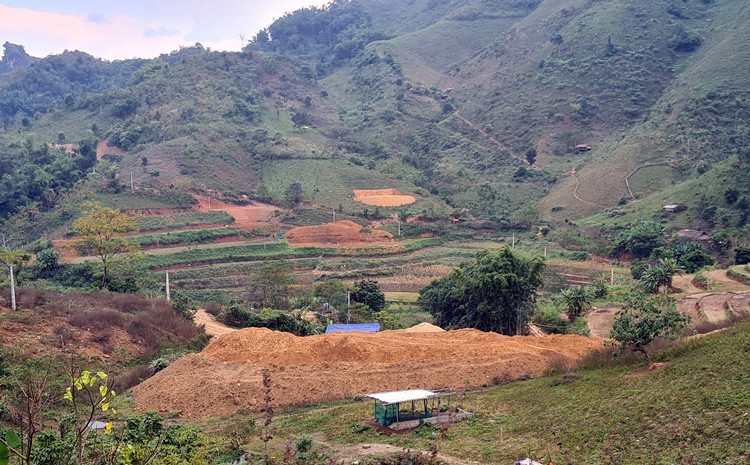 Người dân cho biết, khoảng 1-2 tháng trước máy xúc, xe ben được các đối tượng đưa về để khai thác, sau đó khoáng sản Talc ở đây được vận chuyển đến bãi tập kết nằm gần với trụ sở UBND huyện Bắc Yên. Những ngày gần cuối tháng 11/2021, các đối tượng bất ngờ tạm dừng hoạt động việc khai thác.