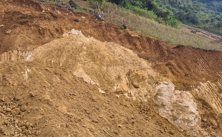 Hiện trường mỏ Talc dù không còn dấu hiệu hoạt động khai thác, nhưng từ những vết tích để lại có thể nhận định một trữ lượng lớn khoáng sản khoáng chất công nghiệp Talc đã được đào lên.
