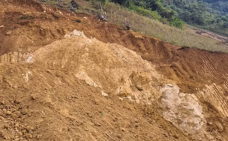 Hiện trường mỏ Talc dù không còn dấu hiệu hoạt động khai thác, nhưng từ những vết tích để lại có thể nhận định một trữ lượng lớn khoáng sản khoáng chất công nghiệp Talc đã được đào lên.