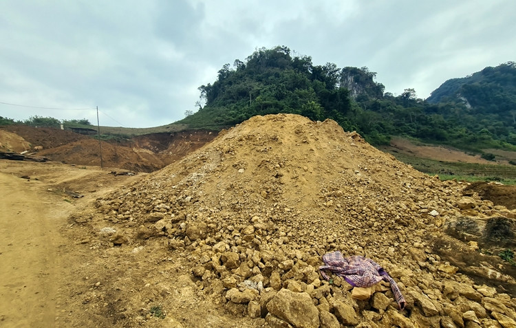 Hình ảnh đất Talc còn chất đống cao ngổn ngang tại hiện trường mà các đối tượng chưa kịp vận chuyển, sau khi “băm nát” một diện tích đồi núi.