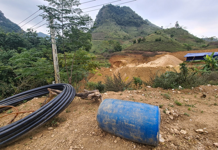 Một vài vật dụng mà các đối tượng phục vụ cho việc khai thác Talc trái phép vẫn nằm lăn lốc tại hiện trường.