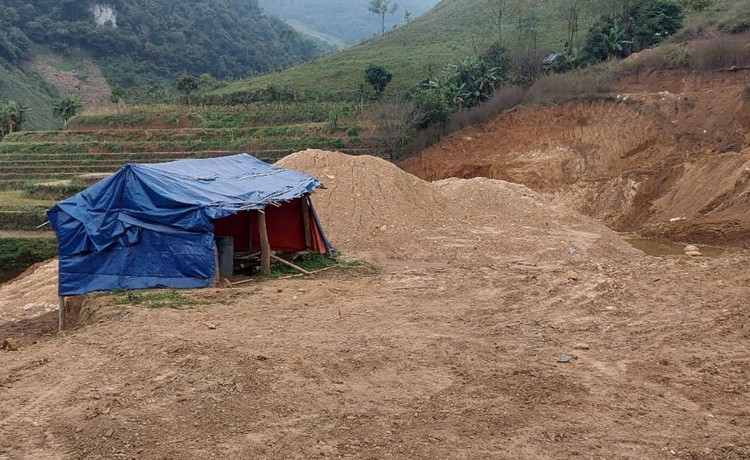 Tuy nhiên, lán trại ở hiện trường vẫn chưa được tháo dỡ.