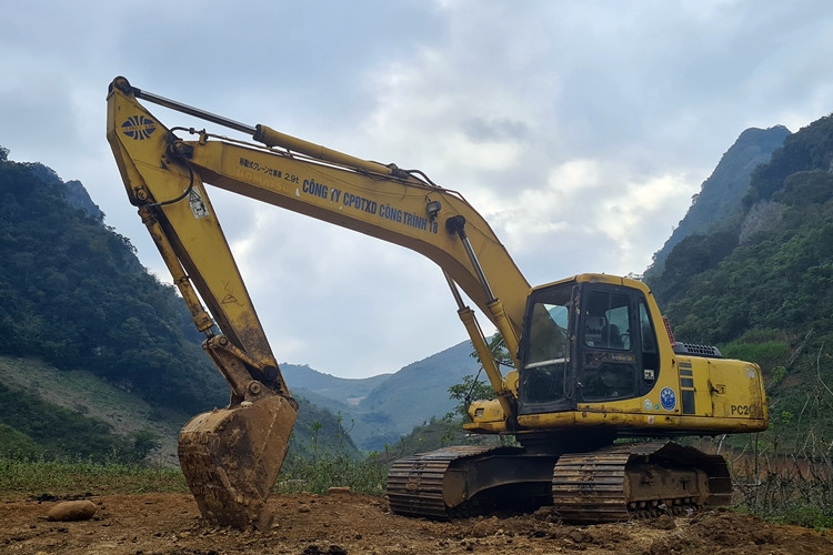 Tại hiện trường còn có một máy xúc không có dấu hiệu hoạt động.