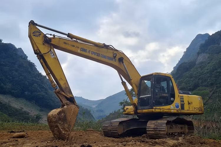 Tại hiện trường còn có một máy xúc không có dấu hiệu hoạt động.