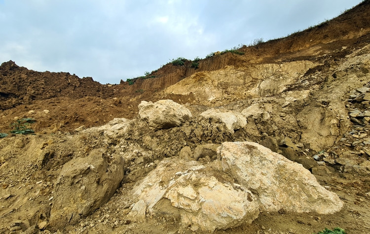 Những vết đào xới của máy xúc khoét sâu vào lòng đất, làm thay đổi, biến dạng hoàn toàn địa hình đồi núi.