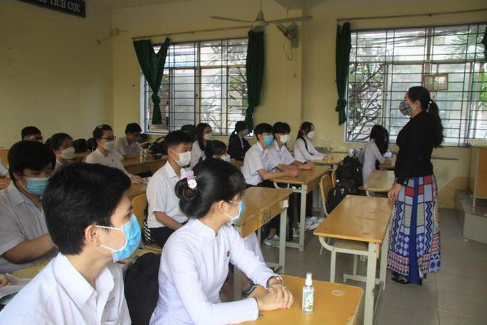 Tinh dau tien o mien Tay cho hoc sinh tro lai truong hoc truc tiep