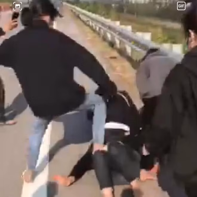 Không chỉ dùng chân, tay đấm đá, nạn nhân còn bị các đối tượng dùng mũ bảo hiểm đánh vào đầu, mặt (Ảnh cắt từ clip).