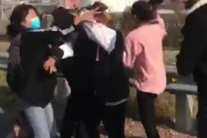 Xon xao clip 2 co gai bi danh hoi dong kinh hoang tai Thanh Hoa