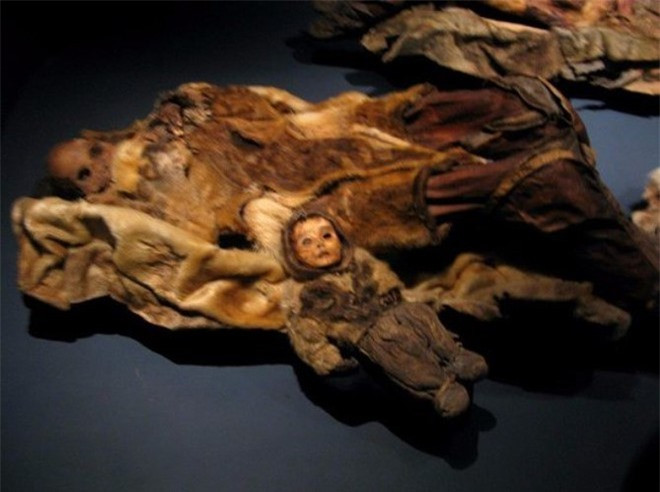 Ám ảnh ánh mắt của xác ướp bé trai 6 tháng tuổi bị chôn sống theo mẹ - Hình 4 Am anh anh mat cua xac uop be trai 6 thang tuoi bi chon song theo me-Hinh-4