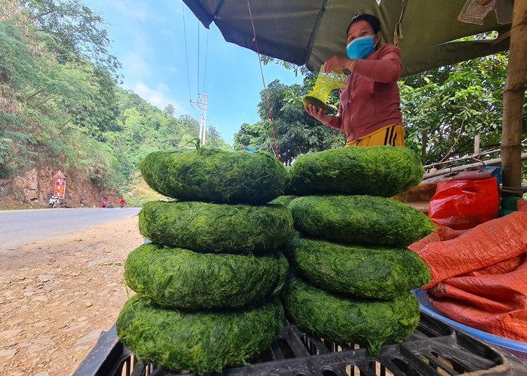 Từng bánh rêu được người dân xếp chồng lên nhau, bày bán cho khách thập phương dọc QL37 thuộc địa phận Phù Yên (Sơn La).