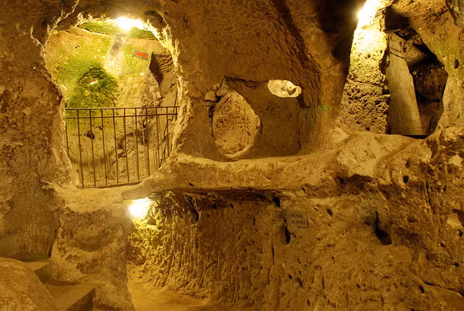 Niên đại của thành phố Derinkuyu và những người xây dựng nó cho đến nay vẫn chưa được xác định chính xác. Theo các tài liệu lịch sử, người Hittite thống trị khu vực Tiểu Á từ khoảng năm 1.600 trước Công Nguyên (TCN) đến năm 1.200 TCN.