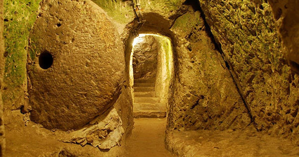 Với thiết kế an toàn và vững chắc, thành phố Derinkuyu là nơi trú ẩn lý tưởng cho các cư dân thời cổ đại. Cánh cửa đá chỉ có thể đóng và mở từ bên trong, do đó các cư dân của thành phố ngầm Derinkuyu nắm quyền kiểm soát hoàn toàn.