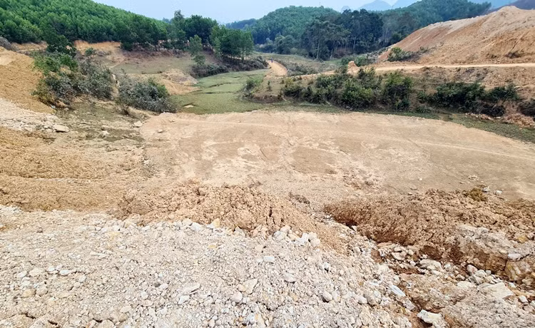 Qua kiểm tra thực tế, chủ đầu tư đang thực hiện thi công san lấp mặt bằng khu vực dự án và thi công đường, cầu vào dự án (cầu dài 9,6m, rộng 6m, cao 2,7m).