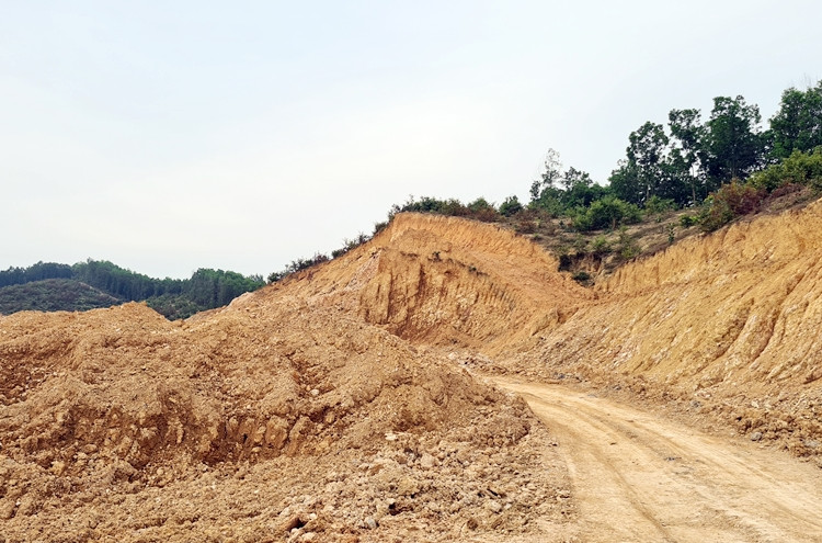 Đến ngày 24/11/2021, UBND xã Cuối Hạ tiếp tục kiểm tra, có 3 máy xúc không hoạt động, nhưng trước thời điểm kiểm tra có dấu hiệu đào bới đất tại khu vực phía Bắc của dự án.