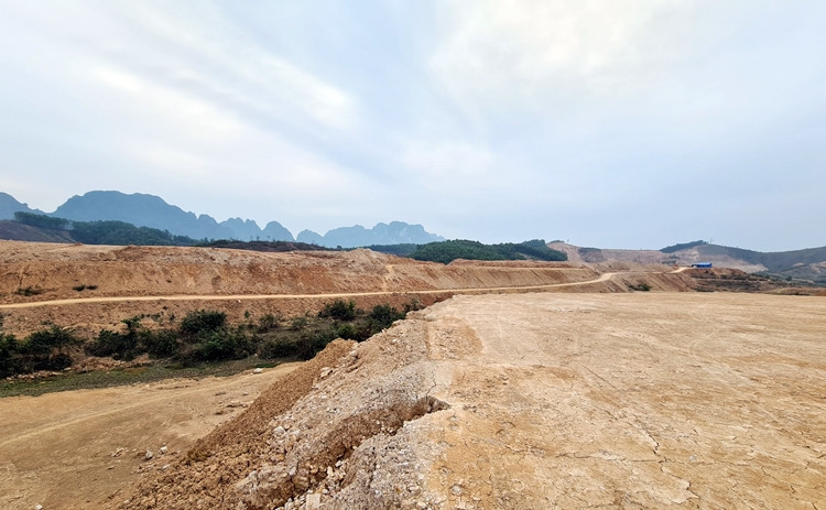Dù cơ quan chuyên môn huyện Kim Bôi lập biên bản yêu cầu chủ đầu tư dừng thi công, nhưng người dân phản ánh Công ty vẫn “lén lút” san gạt.