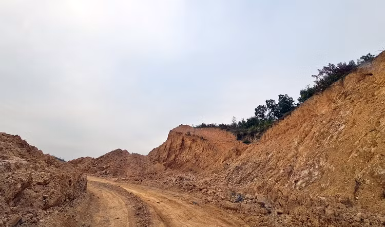 Nhiều quả đồi tại xóm Lựng bị Công ty TNHH Dabaco Hòa Bình san gạt dù chưa được cơ quan có thẩm quyền cho phép chuyển đổi mục đích sử dụng đất. Người dân xóm Lựng cho rằng, hành vi của chủ đầu tư đang coi thường pháp luật, thách thức chính quyền tỉnh Hòa Bình?