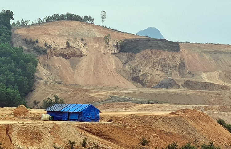 Người dân xóm Lựng cho biết, tháng 8/2020, chủ đầu tư có họp dân xin ý kiến để làm dự án, nhưng chỉ có 40/140 hộ đồng ý. Đến khoảng tháng 9/2021, sau khi mua được đất của một số hộ dân, chủ đầu tư nhanh chóng đưa nhiều máy móc, thiết bị, máy múc, máy ủi ngang nhiên mở đường, san lấp mặt bằng cả đồi để làm dự án khu chăn nuôi lợn giống và thương phẩm ứng dụng công nghệ cao Dabaco Hoà Bình.