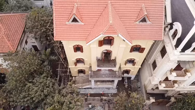 Tại thời điểm PV ghi nhận, các công nhân vẫn thi công các hạng mục còn lại của công trình biệt thự vi phạm số 9 lô B, khu biệt thự 5,2ha một cách rầm rộ, công khai.