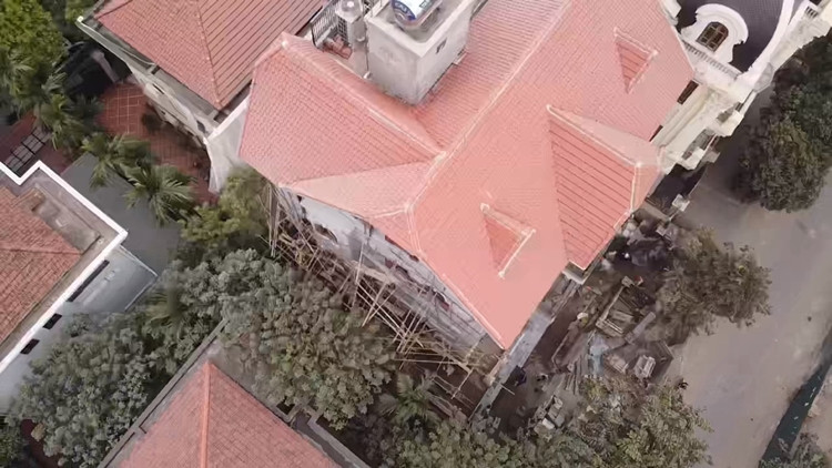 Một người dân tại khu vực cho biết, các công nhân thi công căn biệt thự này liên tục những ngày qua. Họ làm bất chấp, cả khi có lực lượng chức năng họ vẫn làm. Tiến độ hoàn thiện đang được đẩy nhanh hơn.